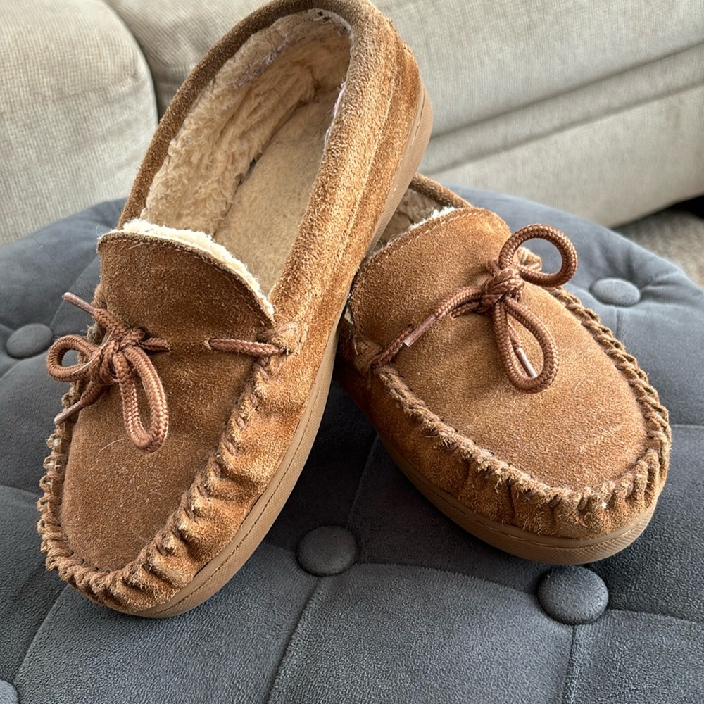Youth Bearpaw slippers 🐻
